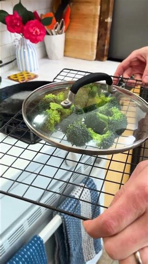 🥦 DIY vegetable steamer! #veggies #cookingathome