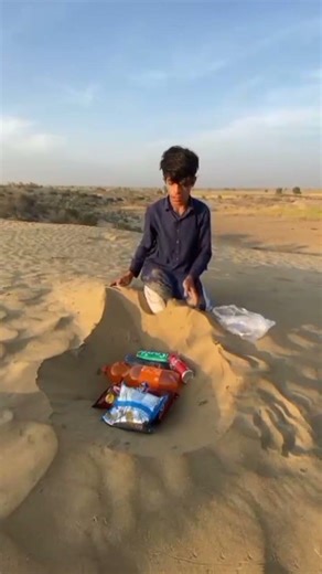 Hide food 🍱🧃in desert🏜 sand#desert #survival #outdoors #camping