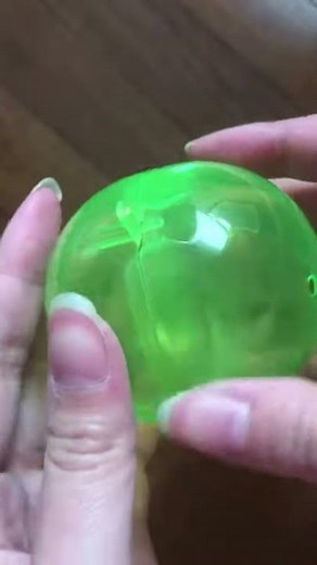 ガチャガチャカプセルの開け方