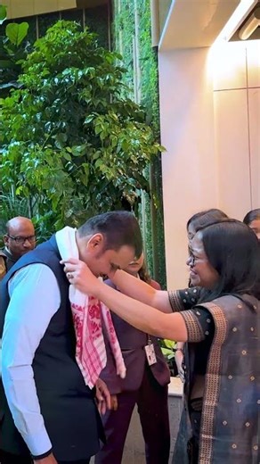 आसाम मध्ये सुद्धा मुख्यमंत्री देवेंद्रजींचं जंगी आणि पारंपरिक पद्धतीने स्वागत!