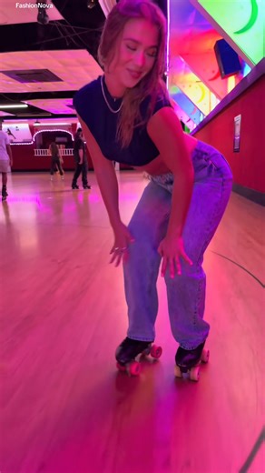 Folded 💙 @FashionNova •Solange Baggy Wide Leg Jeans -medium •Flora Cropped High Neck Backless Top - Navy #skate #rollerskating #rollerrink #rollerskate #skater #skatergirl #skatelife | Binnnaaa