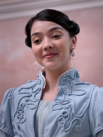 Et si le destin vous renvoyait au XIXe siècle pour trouver l'âme sœur ? 🕰️❤️ Découvrez « 𝐋𝐨𝐬𝐭 𝐒𝐨𝐟𝐢𝐚 » : l'histoire d'une Brésilienne moderne transportée dans le passé, où elle fera la rencontre d'un gentleman qui changera sa vision de l'amour à jamais. 📅 𝐃𝐢𝐦𝐚𝐧𝐜𝐡𝐞 𝟐𝟗 𝐦𝐚𝐫𝐬 𝐚̀ 𝟐𝟐𝐡 (𝐥'𝐡𝐞𝐮𝐫𝐞 𝐥𝐨𝐜𝐚𝐥𝐞) 📺 𝐒𝐮𝐫 𝐏𝐚𝐬𝐬𝐢𝐨𝐧 𝐍𝐨𝐯𝐞𝐥𝐚𝐬 (𝐃𝐓𝐇 𝟔𝟏𝟗) Ne manquez pas ce voyage romantique unique sur 𝐒𝐭𝐚𝐫𝐓𝐢𝐦𝐞𝐬 ! 📺💎 #StarTimesCameroun #LostSofia #Pas