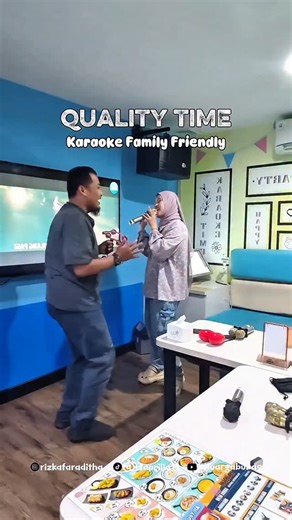 Rizka Faraditha Aprilia on Instagram: "QUALITY TIME YANG ADIL... KARAOKE, MAKAN, DAN ADA PLAYGROUND NYA JUGA BUAT ANAK‼️ baru nemu tempat quality time sama family yang seru abis, ortu nya karaokean, anak nya main di playground dalam ruangan yang sama, pas laper dan harus? Udah aman banget tinggal pesen dan banyak diskon juga lagi 😍😍 #manekineko #familytime #qualitytimewithfamily #karaoke #playground #baywalkmall #keluargabubag"