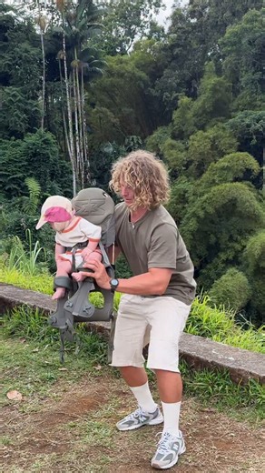 281K views · 519K reactions | @eljackson The best dad hack? The MiniMeis Shoulder Carrier! Small but mighty, your kid gets the best of both worlds: closeness and epic views. You get free hands and pure freedom  Showing off the @minimeis G5 shoulder carrier! #minimeis #shouldercarrier #travelwithkids #babycarrier #scandinaviandesign #madebydads #dadhack | MiniMeis | Facebook