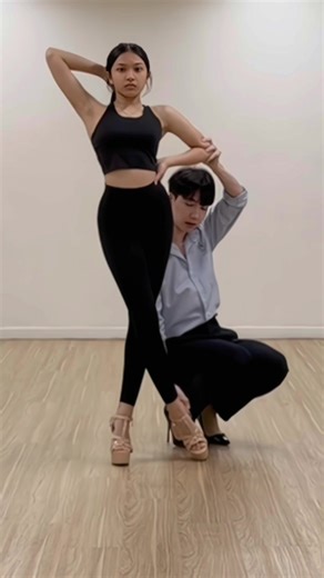 เทคนิคการเดิน การหมุน บนรองเท้าส้นสูง และการโพสต์ท่า 🔥👠🥰#สอนเดินแบบbyโอม #สอนเดินแบบ #สอนเดินนางงาม #catwalk #Catwalkkruohm