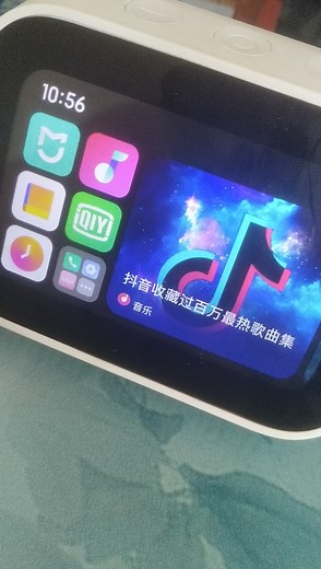 用小爱触屏音箱刷抖音看电视浏览网页是什么体验