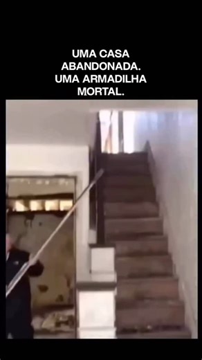 RONNY KILSON | ⌁ EVOLUTIVO on Instagram: "Em 2019, investidores imobiliários entraram em uma casa abandonada na Filadélfia esperando apenas mais uma inspeção comum. Tudo parecia normal… até não parecer mais. Um fio quase invisível atravessava os degraus da escada. Ao investigarem, descobriram algo perturbador: uma armadilha caseira, projetada para ferir — ou matar — quem subisse. Se alguém tivesse pisado ali, uma lâmina pesada teria descido com força total. Outras inspeções revelaram vidro quebr