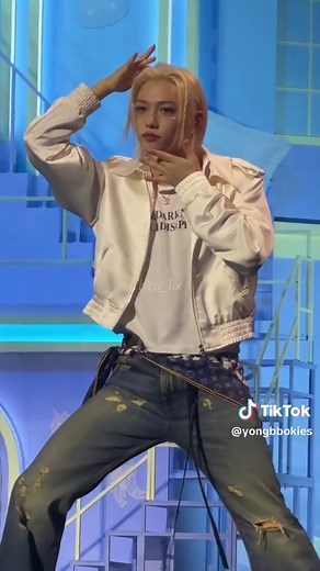 Stray Kids Felix's Girly Pop Dance!