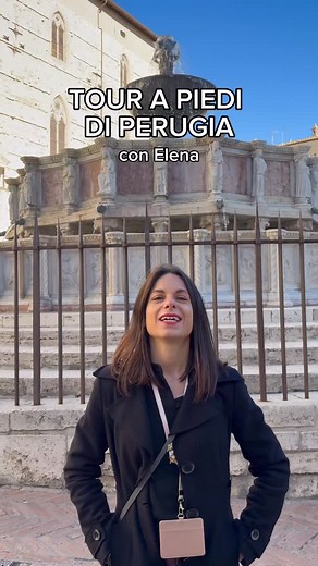 ✨ Con la nostra guida, Elena, ogni passo si trasforma in racconto. Oggi ci accompagna tra alcune tappe del nostro Walking Tour di Perugia, dove la pietra antica custodisce l’eredità etrusca e lo splendore medievale. La città si apre davanti a noi come un libro in cui arte e storia si intrecciano in un’unica, armoniosa voce. Con la passione di chi conosce ogni segreto, Elena e le nostre guide esperte ci conducono dentro l’anima di Perugia: tra scorci nascosti, panorami inattesi e racconti che fan