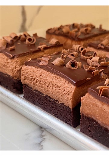 Chocolate mousse BB brownies 🤤 No words. Please make these 🍫😘✨ Sub*scribe for this recipe and many others. Subscriptions are the same across all platforms