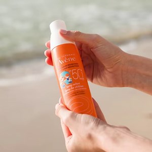 Thanks to its new anti-aggression barrier formula, Eau Thermale Avene’s SPF 50 spray for children is water-resistant and offers a light, fluid texture when applied. #EauThermaleAveneMe بفضل تركيبته الجديدة, بخاخ أفين بمؤشر ٥٠ لأطفال مقاوم للماء ويوفر ملمسًا خفيفًا عند وضعه. | Eau Thermale Avène
