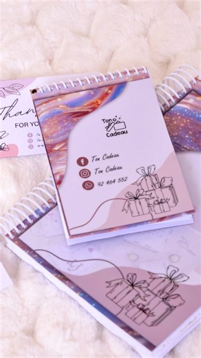 ton🎁cadeau on Instagram: "--- ✨ Bloc-notes personnalisé – L’accessoire qui rend chaque idée unique ! Offrez ou offrez-vous un bloc-notes totalement personnalisé : prénom, initiales, citation, logo, motif… tout est créé sur mesure rien que pour vous. Parfait pour les étudiantes, entrepreneures, créatrices ou pour un joli cadeau qui fait toujours son effet. 📘 Qualité premium : couverture solide, impression nette, finitions soignées. 🖋️ Personnalisation complète : couleurs, texte, style, tout es
