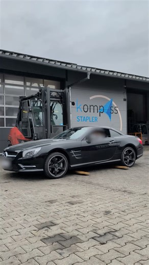 DIY oilchange with the forklift 😂 #mechanic #repair #mercedesbenz #sl500 #v8 #maintenance #oichange #diy #forklift | Marius RBE