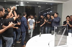 No Midnight Launch, but Long Queues Greet iPhone 7 in India