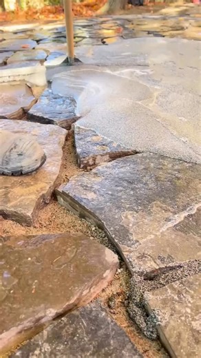 ROMEX GmbH | Pflasterfugenmörtel & Splittbinder on Instagram: "💥 Ein Pflasterfugenmörtel, der hält, was er verspricht. In diesem Reel zeigen wir dir, wie du mit ROMPOX®️ D1 Pflasterflächen fachgerecht und dauerhaft verfugst. Das Produkt ist ideal für Naturstein und Polygonalplatten oder zur Altpflastersanierung. ROMPOX®️ - D1 ist der 2K-Fugenmörtel für Profis: - Für mittlere Verkehrsbelastung - Wasserdurchlässig und frostsicher - Für schmale Fugen ab 3 mm - Selbstverdichtend und hochfließfähig