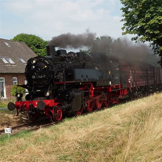 #dampflok mit Güterzug der 60er Jahre #steamtrain #trainspotting #eisenbahn #railway #dampfzug