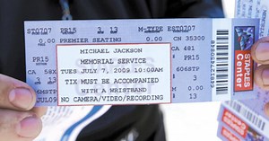 Parientes y famosos rinden homenaje a Jackson