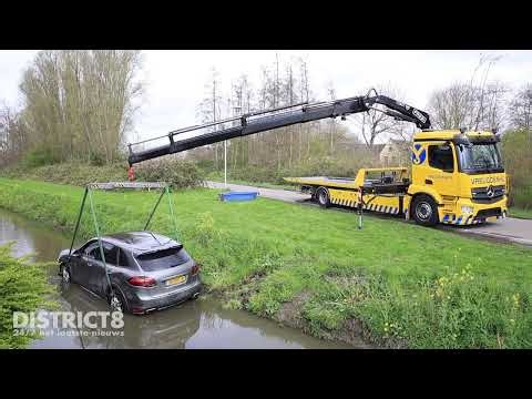 Porsche raak te water na ongeval met vuilniswagen Burgerdijkseweg De Lier