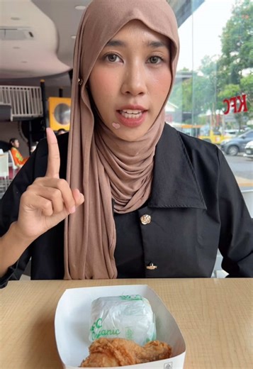 Tutorial cara klaim voucher diskon bisa lihat video ini @engg 🎧 ‼️Cara klaim voucher diskon‼️ 📍klik tag lokasi di video ini 🍩 pilih menu 💰 selesaikan pembayaran 🏬 barcode bisa di tukarkan di kasir,di outlet terdekat di kota kalian 🗓️ Masa berlaku voucher H 30/60 setelah pembelian (tergantung masing - masing outlet) #JajanJalanViral #kfcpromo