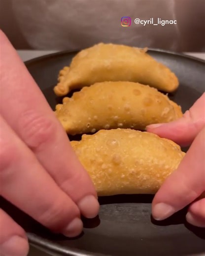 254K views · 1.7K reactions | La recette revisitée des empanadas du chef Cyril Lignac ⭐ | ELLE à table | Facebook