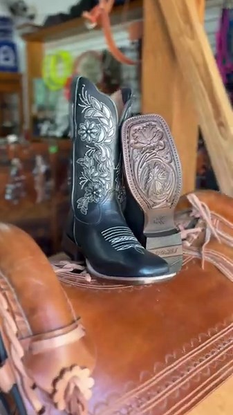 Bota texana feminina Goyazes couro legítimo bordado floral a laser