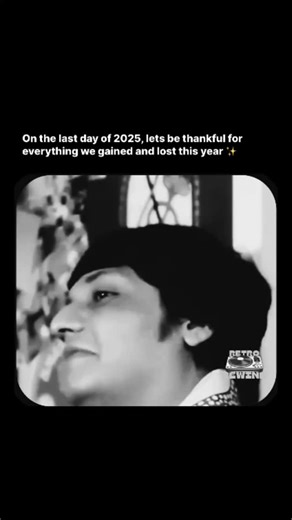 Kishore Kumar capturing time, memory, and feeling in the simplest way possible. Details: 🎵 Title: Aane Wala Pal Jaane Wala Hai 🎤 Singer: Kishore Kumar 🎼 Composer: R. D. Burman ✍️ Lyricist: Gulzar 🎬 Film: Gol Maal (1979) Hashtags: #AaneWalaPalJaaneWalaHai #KishoreKumar #RDBurman #Gulzar #GolMaal | Retro Rewind