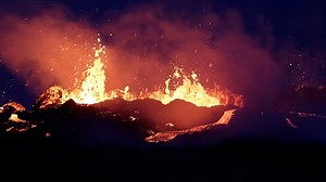 Vulkan in Island bricht nach wochenlangen Beben aus