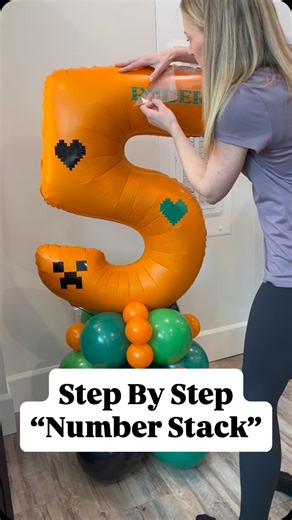 🅓🅐🅝🅐 𝙱𝚞𝚋𝚋𝚕𝚎 𝙱𝚊𝚕𝚕𝚘𝚘𝚗 𝙴𝚗𝚝𝚑𝚞𝚜𝚒𝚊𝚜𝚝 on Instagram: "How to build a “Number Stack” Balloon arrangement, step by step! These arrangements are customized with the Birthday person’s age, name and favourite colour/theme! A lot of time and love goes into making these just right for our clients! 🥰 #numberstack #balloontutorial #numberballoon"