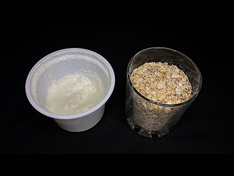 Oatmeal and Greek yogurt. A quick recipe for delicious baked oatmeal for breakfast