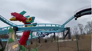 Im Legoland Günzburg gibt es einen neuen Wing Coaster mit dem Namen "Maximus - Der Flug des Wächters". Einige Schülerinnen und Schüler durften sie heute vorab testen - die Eindrücke der Fahrt seht ihr hier im Video. | Augsburger Allgemeine