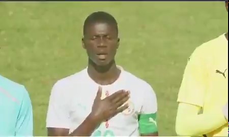 JAJAJAJAJA, este es un partido de categoría Sub15. Vean la diferencia entre los dos equipos. Y pues obviamente Marruecos ya levantó una queja formal contra la Sub40 de Senegal.