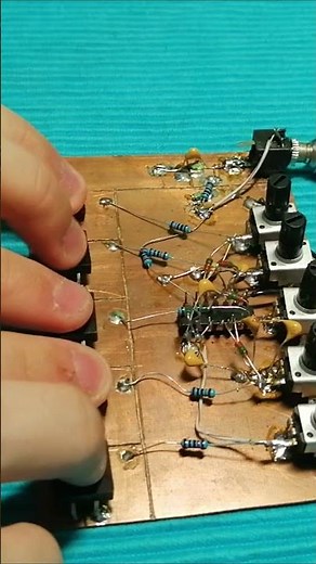 DIY analog polyphonic synth from CD40106
