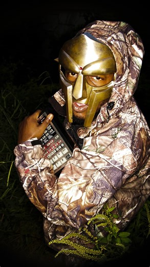 DJ Mag on Instagram: "What’s that sample? 🔀 MF DOOM used a loop that showcases one of America’s most influential producers, Quincy Jones, on ‘Rhymes Like Dimes’, featuring DJ Cucumber Slice, the alter ego of Robert ‘Bobbito’ Garcia, the American DJ and radio host. The 32-bar jazzy synth solo performed by Greg Phillinganes on Jones’ ‘One Hundred Ways’, featuring James Ingram, was repurposed by the British-born American rapper, musician and producer. The loop provides the melody of the instrument