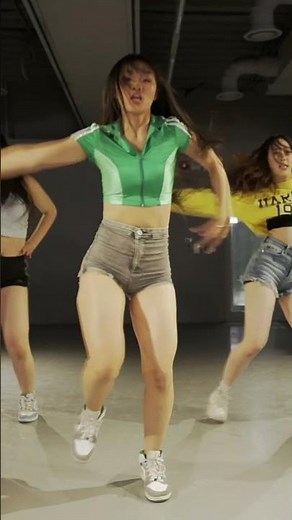 All the pretty girls walk like this😉👟 #harimu #choreography