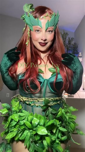 Paulina Aravena | Another DIY poison ivy, hiedra venenosa 🌿 Come closer 😏☠️ Toy noja 😡 Poison Ivy costume, DIY Poison Ivy costume, Poison Ivy outfit ideas,... | Instagram