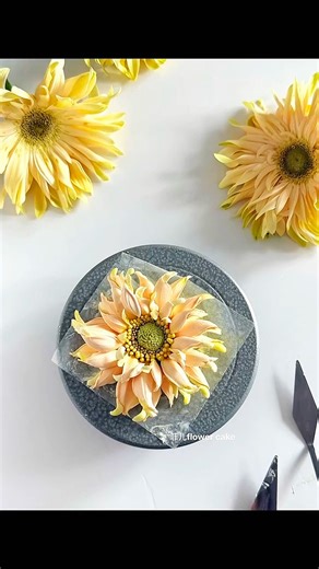 Sunflower Piping Tutorial | Realistic Buttercream Flower Cake 🌻#shorts