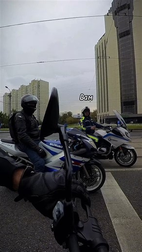 Мерк on Instagram: "Чух-чух чух-чух 👮‍♂️ * 🏍️: Suzuki gsx-s750 * 🪖: Shoei Gt Air 2 - Ruroc Atlas 4.0 Track * 🩲: Сфотографированы * 🎥 : insta360 х3 - insta360 x4 * #shoei #suzuki #moto #motorbike #yamaha #honda #bmw #audi #kawasaki #harleydavidson #skoda #bike #bikelife #reels #смех #speed #жизнь #love #мечта #москва #city #instagram #мотоцикл #biker #sportbike #motocross #sportbikelife #nakedbike #сын #семья"