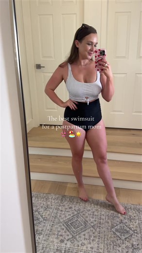Full booty coverage, adjustable straps, tummy coverage, removable pads and the cutest pattern = mom approved bathing suit! #postpartumswimsuit #momswimsuit #onepiece #womensswimwear #momswimwear