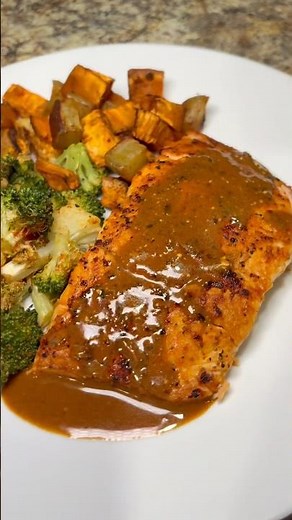 Pan-seared Lemon Salmon with White Wine Sauce 🤤