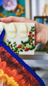 Today we’re showing you how to create a convenient fused glass 𝐤𝐢𝐭𝐜𝐡𝐞𝐧 𝐠𝐥𝐨𝐯𝐞 𝐡𝐚𝐧𝐠𝐞𝐫, beautifully decorated with our vibrant hot chili murrine.🌶️ We’re once again using what we love to call the pocket method - a simple and reliable way to create a small bridge for slumping by wrapping fiber paper in kiln paper. This technique makes it easy to achieve a functional form while keeping the process approachable. We think our bright, playful merchandise looks absolutely amazing hangi