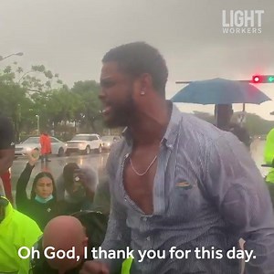 A powerful moment of prayer between peaceful protestors and law enforcement. 🙏 | LightWorkers