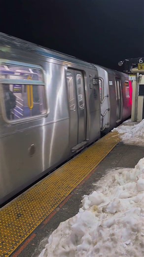 NYCS: #R160A-1 on the M arriving @ Myrtle-Broadway #mta #nycsubway #4k #youtubeshorts #brooklyn