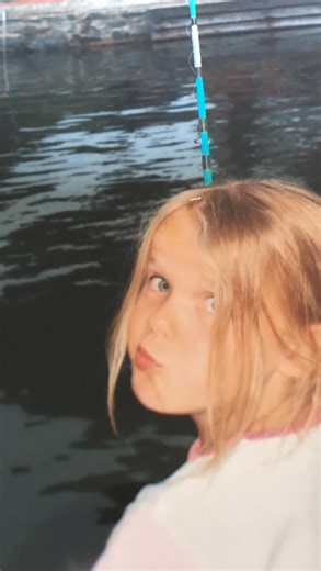 Jana :) on Instagram: "🚨 24 h vor Weihnachten 🚨 Wieso sind die Tage vor Weihnachten immer so extrem voll ? 🥴 mein Koffer ist noch nicht fertig gepackt, ich muss noch Geschenke einpacken, Karten schreiben und eigentlich wollte ich auch noch einen weiteren Instagram Beitrag vorbereiten (Uni wird erstmal als Side Quest die nächsten Tage behandelt haha)…. send help 🎄 Ich hoffe ihr könnt die nächsten Tage genießen⭐️ Folge mir gerne um mich auf meinem Weg in den 20ern zu begleiten 🤍 #christmasvlo