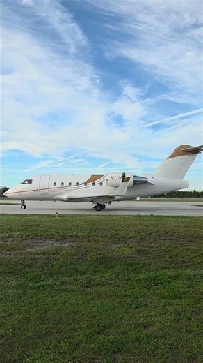 Bombardier Challenger 604 Taxiing at KFXE Airport