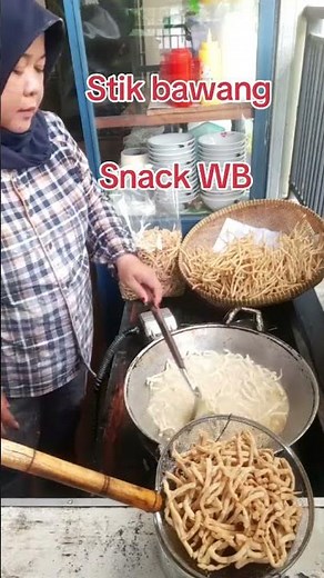 Cara membuat Stik bawang yang gurih dan renyah .