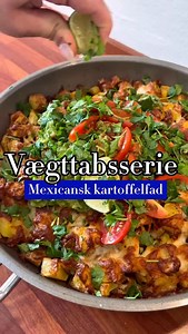 Nem vægttabsvenlig aftensmad til hele familien🔥 ✅ Husk at følge @borkfitness for flere lækre opskrifter! Ved du ikke, hvad du skal lave til aftensmad i aften (eller resten af ugen)? Så skal du seriøst overveje at prøve den her ret! Mexicansk kartoffelfad med hakket kylling, ost og guacamole 🤯 Den smager præcis så lækkert, som den lyder. Trust me! Det tager under 30 minutter at lave, den er familievenlig – og mens retten passer sig selv i ovnen, kan du nå at snakke med ungerne, preppe frokost e