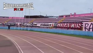 Barra Popular Juventud Rosada [Sport Boys] ayer, mostrando algunas banderas y polos que ganaron durante los años a distintos grupos del Comando Svr [Alianza Lima], Trinchera Norte [Universitario] y Extremo Celeste [Sporting Cristal]. Entre los que resaltan o tienen mayor peso dentro de las barras son las banderas de los Sicari0s SJM [Alianza Lima], Masacre Independencia [Sporting Cristal] y la Comunidad U Chile [Universitario] | Barra Brava Photos - Perú