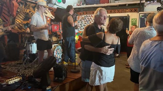 With The Gecko Band, the whole family can enjoy the stage too! 🦎🎸👨‍👩‍👧‍👦 Jamming with Mark from Lac du Bonnet 🎶🤘 Welcome, friends! 💃🕺💚✨ Captain Don's | Gecko Band Vallarta
