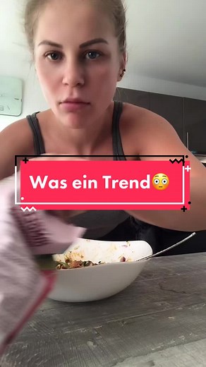 Ganz ehrlich was ist das für ein Trend ?! 😂 hab’s natürlich übertrieben dargestellt! Und auch verkackt Hahahah aber ich versteh das net 😂😂😂 #trend #komisch #wieso #ohnesinn #hilfe #lol #funny für mehr folgt gerne Insta: michelleschellhaas 🤪🤪🤪