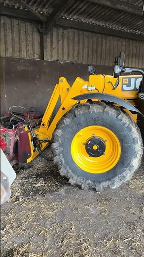 JCB or Kramer telehandler. What’s best for down the farm? #jcb #kramer #telehandler #agri #farming